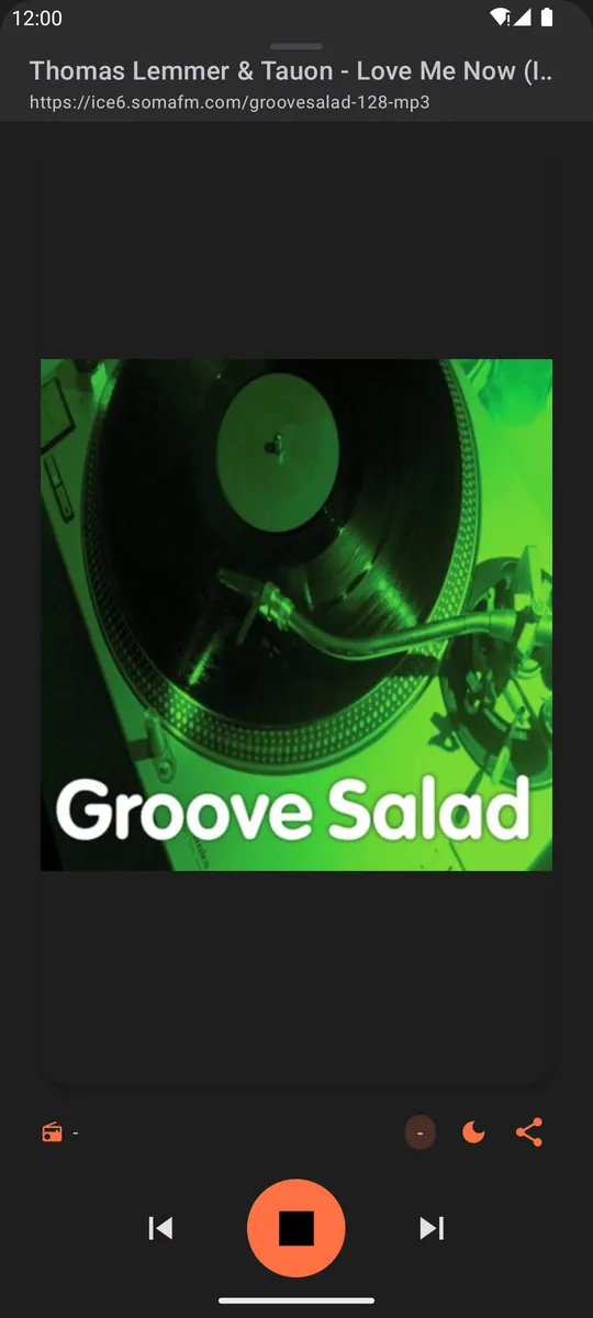 The ShoutPlay player in the dark theme: the song title, the station logo and the playback controls